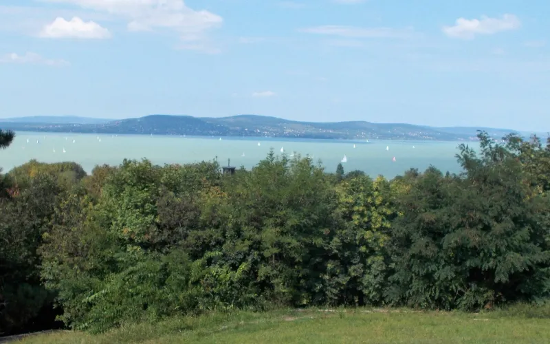 Kilátás a Balatonra háttérben a túlpart