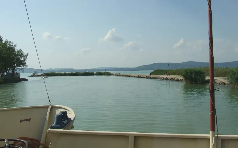A balatonboglári kikötő bejárata a komp fedélzetéről