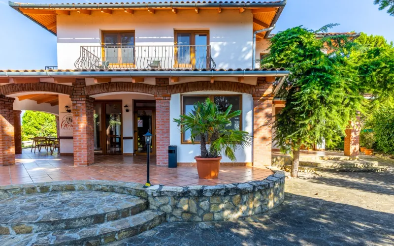 A Villa Matik mediterrán épülete boltíves terasszal