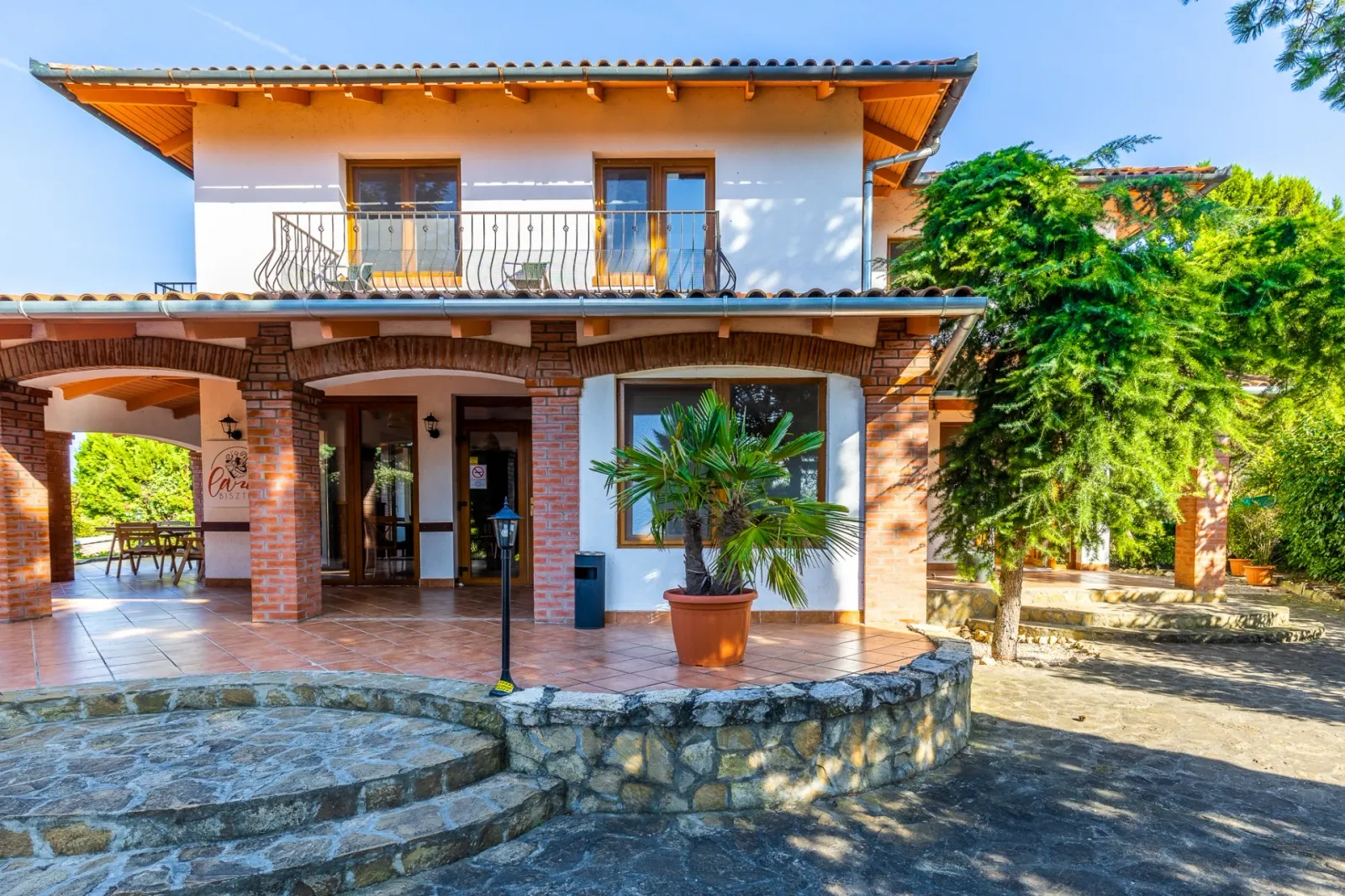 A Villa Matik mediterrán épülete boltíves terasszal